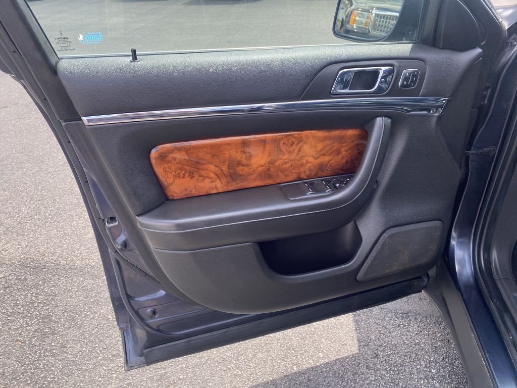 2014 Lincoln MKS Image 19