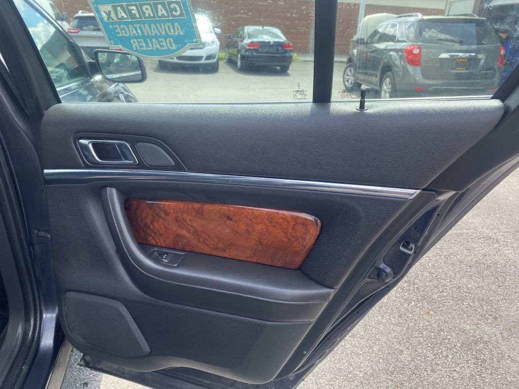 2014 Lincoln MKS Image 21