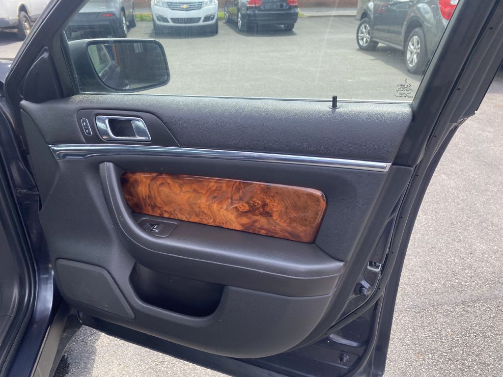 2014 Lincoln MKS Image 22