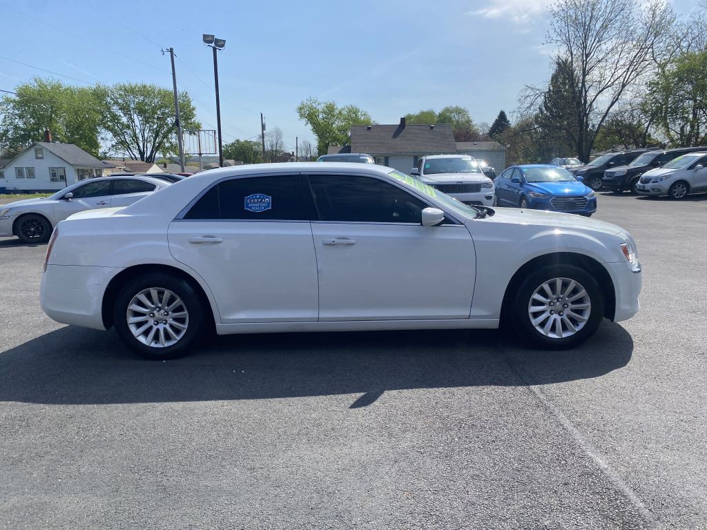 2013 Chrysler 300 Image 4