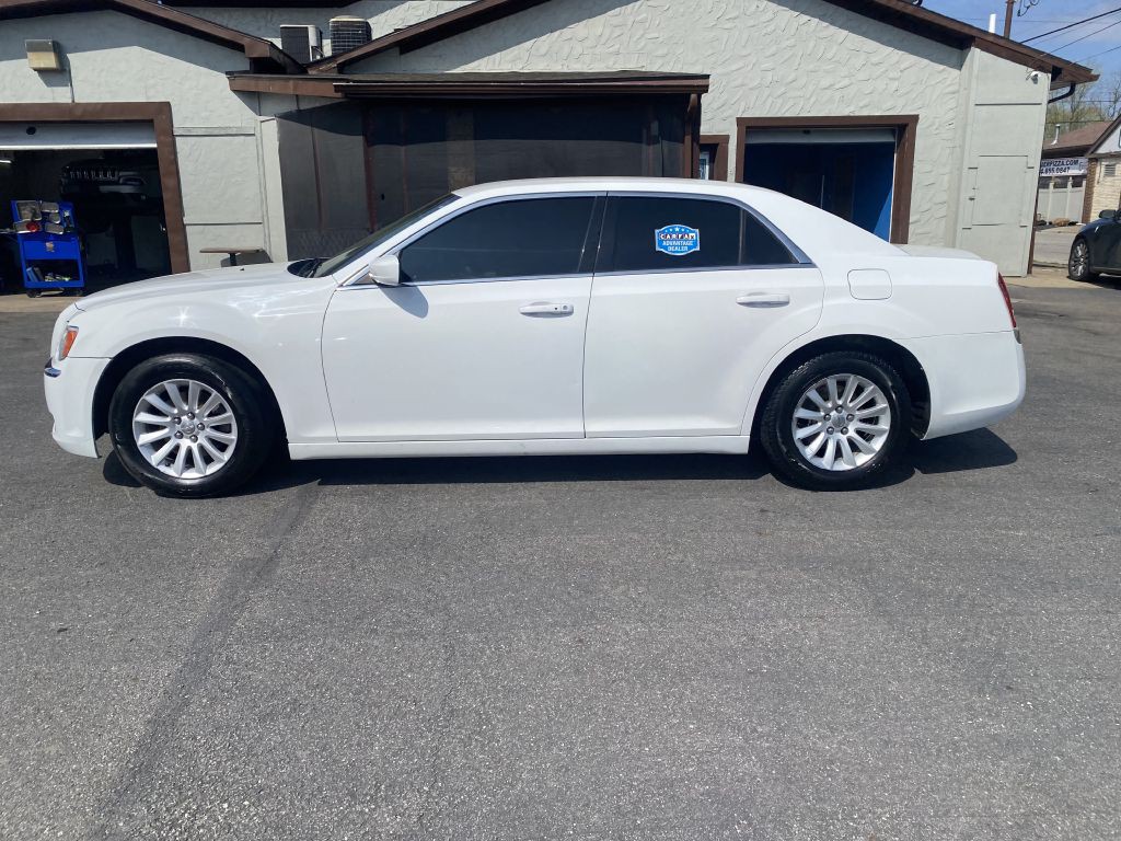 2013 Chrysler 300 Image 8
