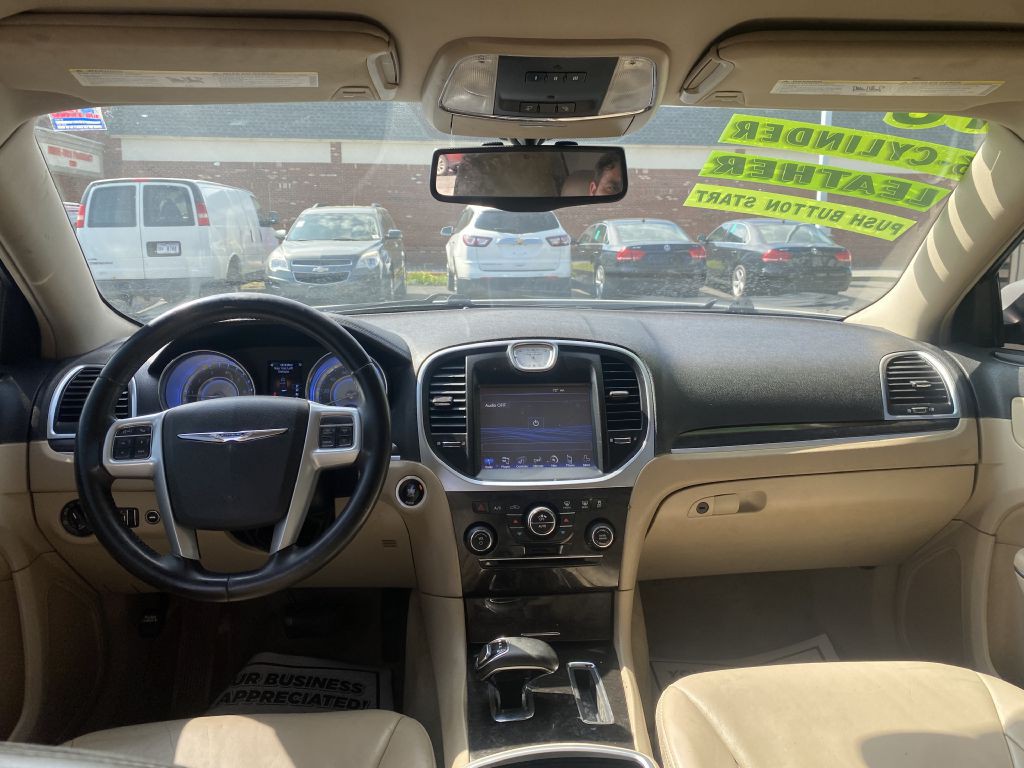 2013 Chrysler 300 Image 9