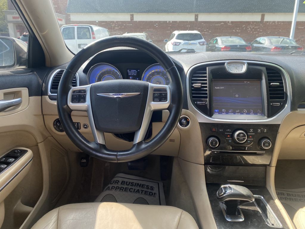 2013 Chrysler 300 Image 10