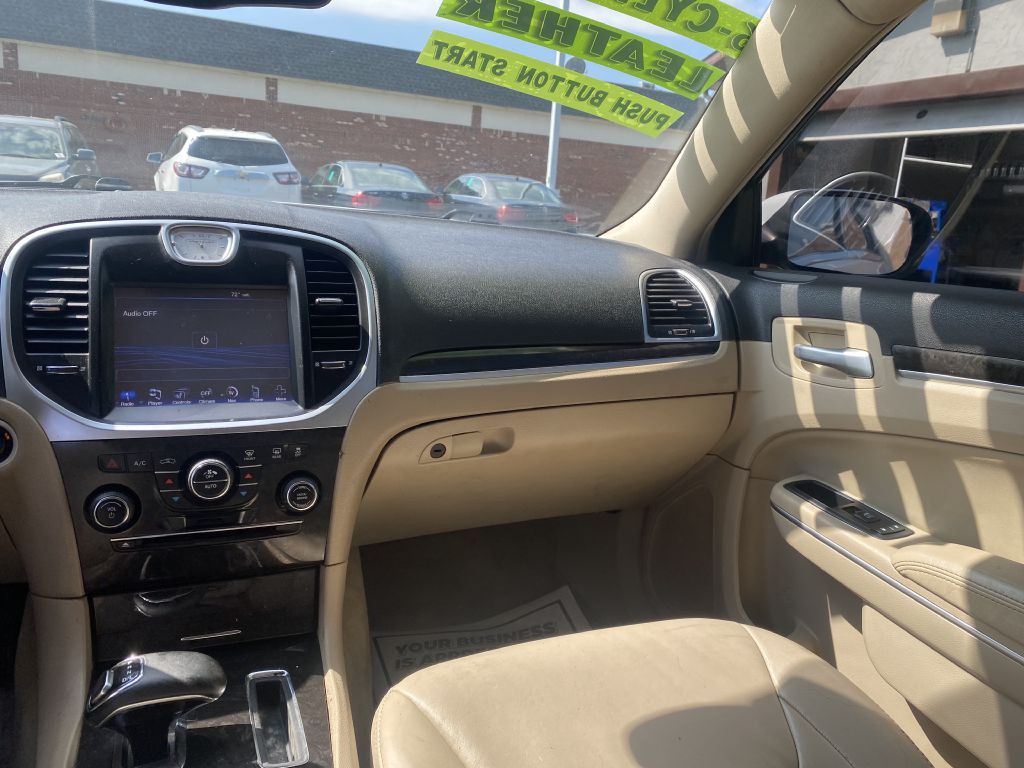 2013 Chrysler 300 Image 11