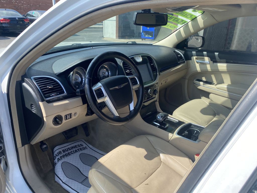 2013 Chrysler 300 Image 14