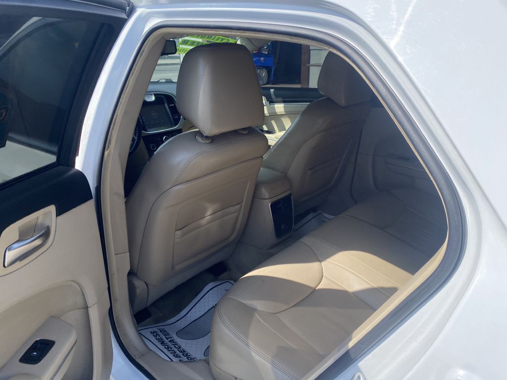 2013 Chrysler 300 Image 15