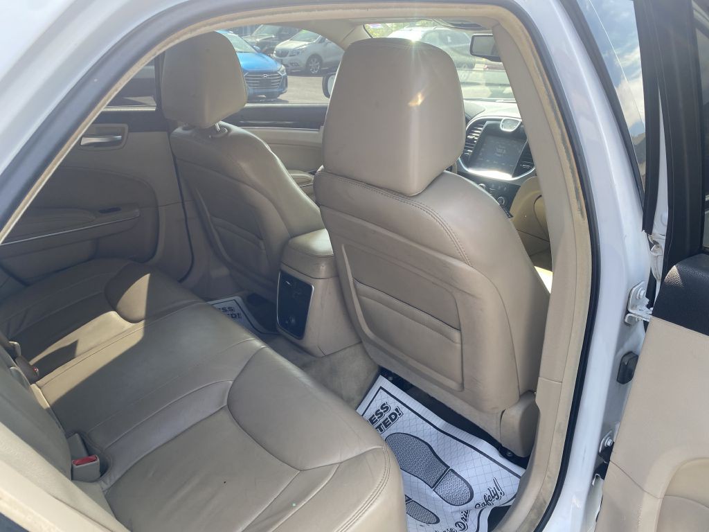 2013 Chrysler 300 Image 16