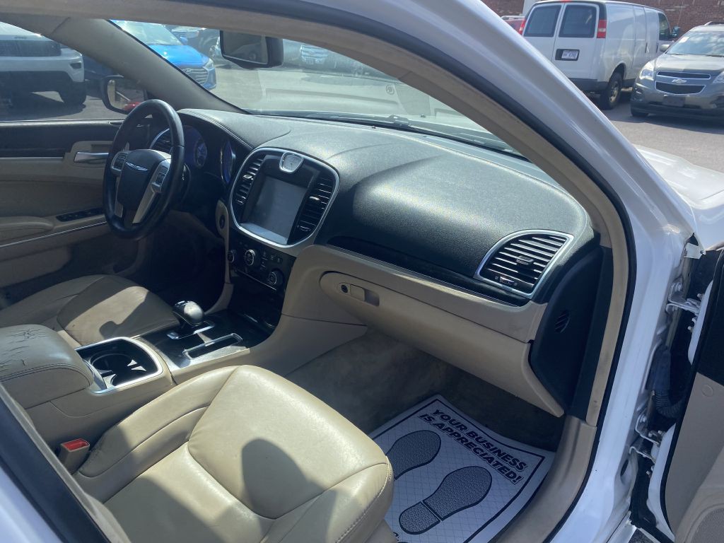 2013 Chrysler 300 Image 17
