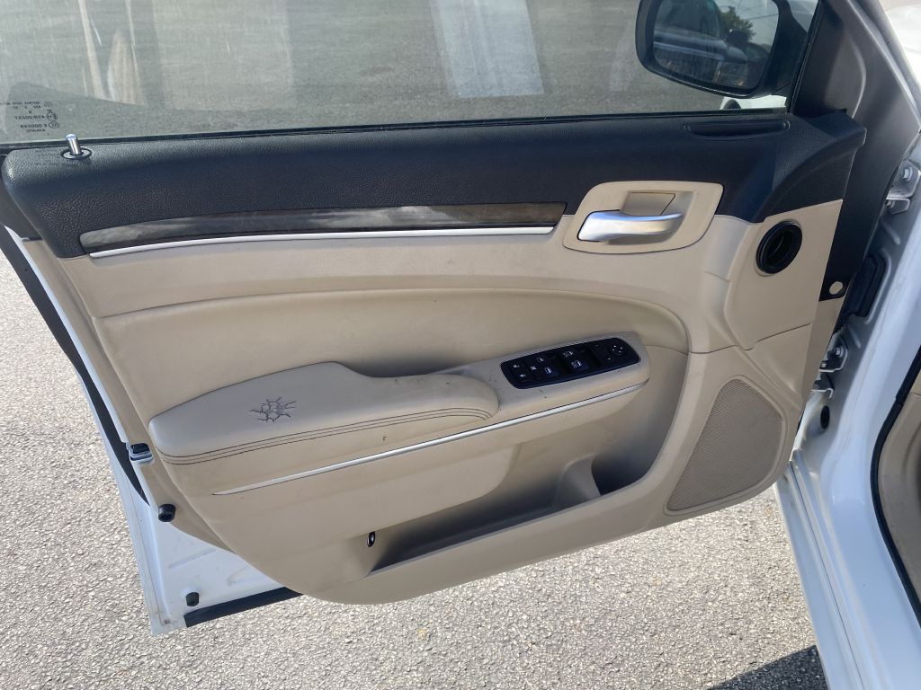 2013 Chrysler 300 Image 19