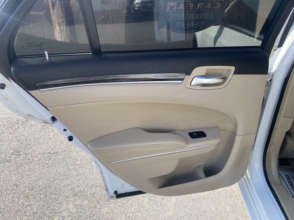 2013 Chrysler 300 Image 20