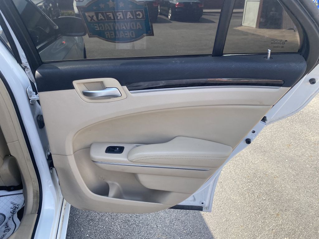 2013 Chrysler 300 Image 21