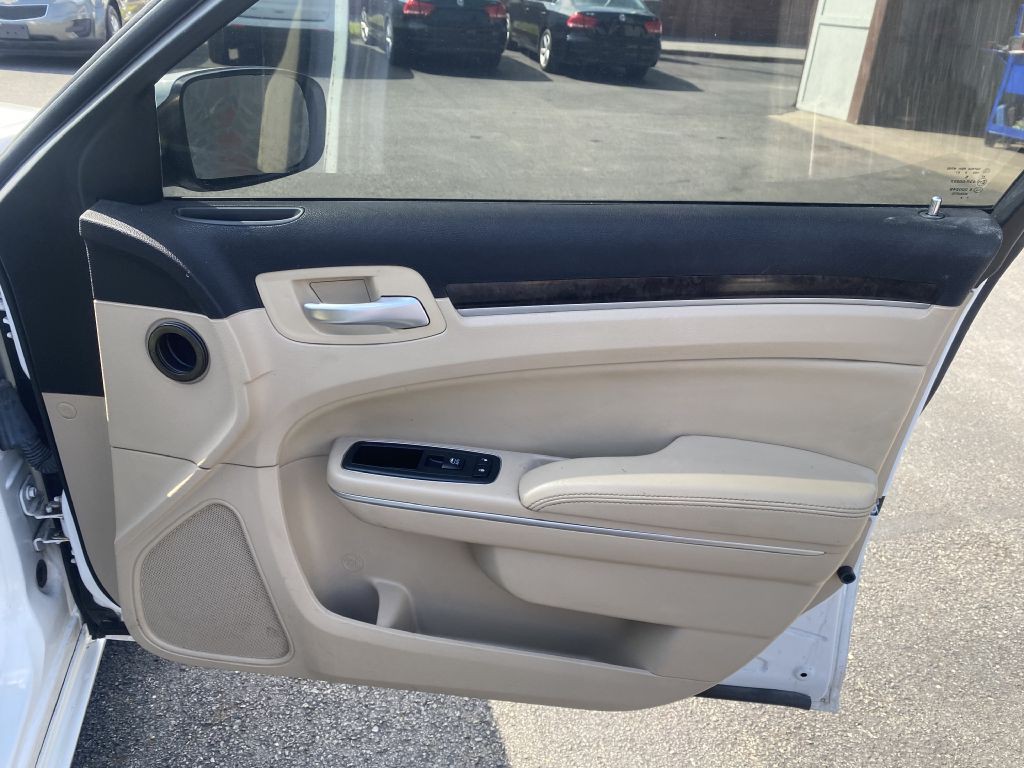 2013 Chrysler 300 Image 22