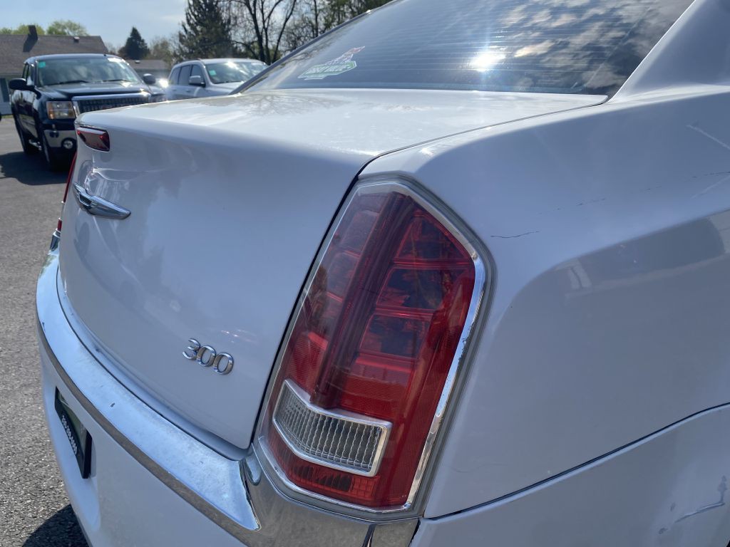 2013 Chrysler 300 Image 25