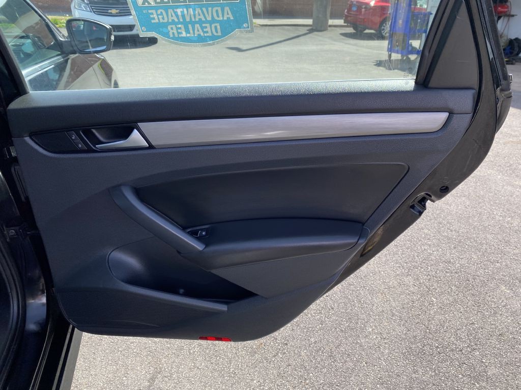 2014 Volkswagen Passat Image 21