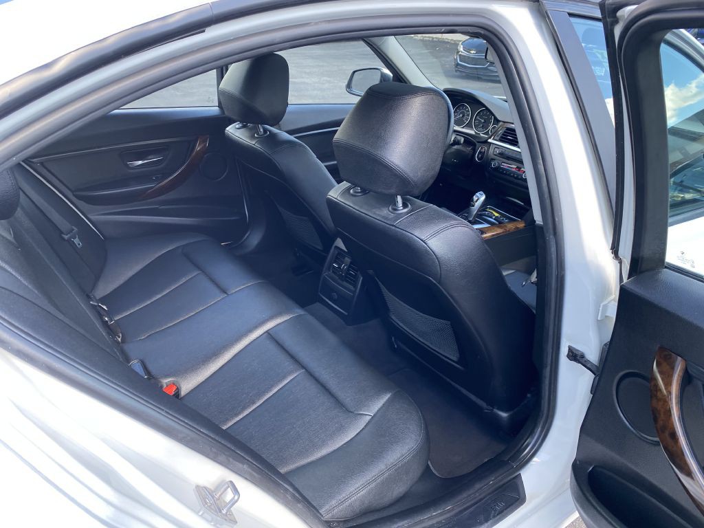 2013 BMW 3 Series Image 16