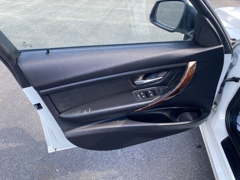 2013 BMW 3 Series Image 19