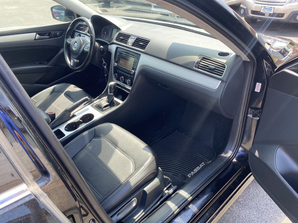 2013 Volkswagen Passat Image 17