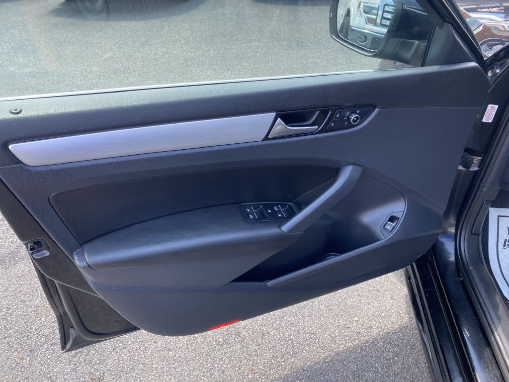 2013 Volkswagen Passat Image 19