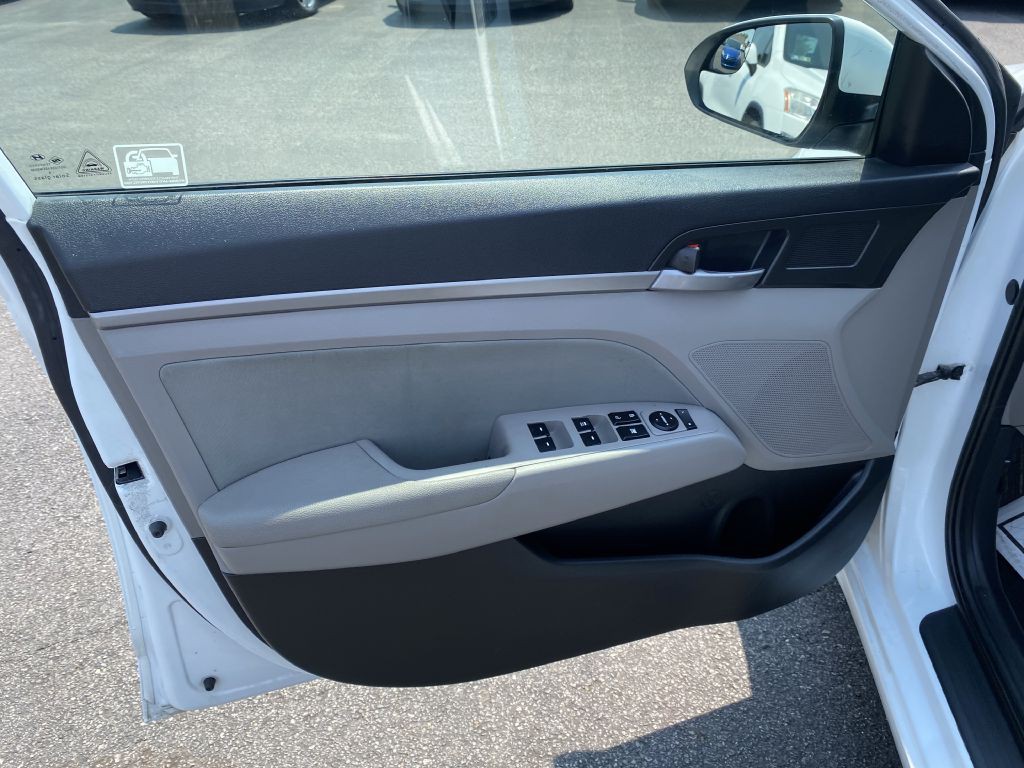 2017 Hyundai Elantra Image 19