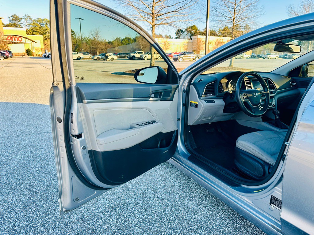 2017 Hyundai Elantra Image 9