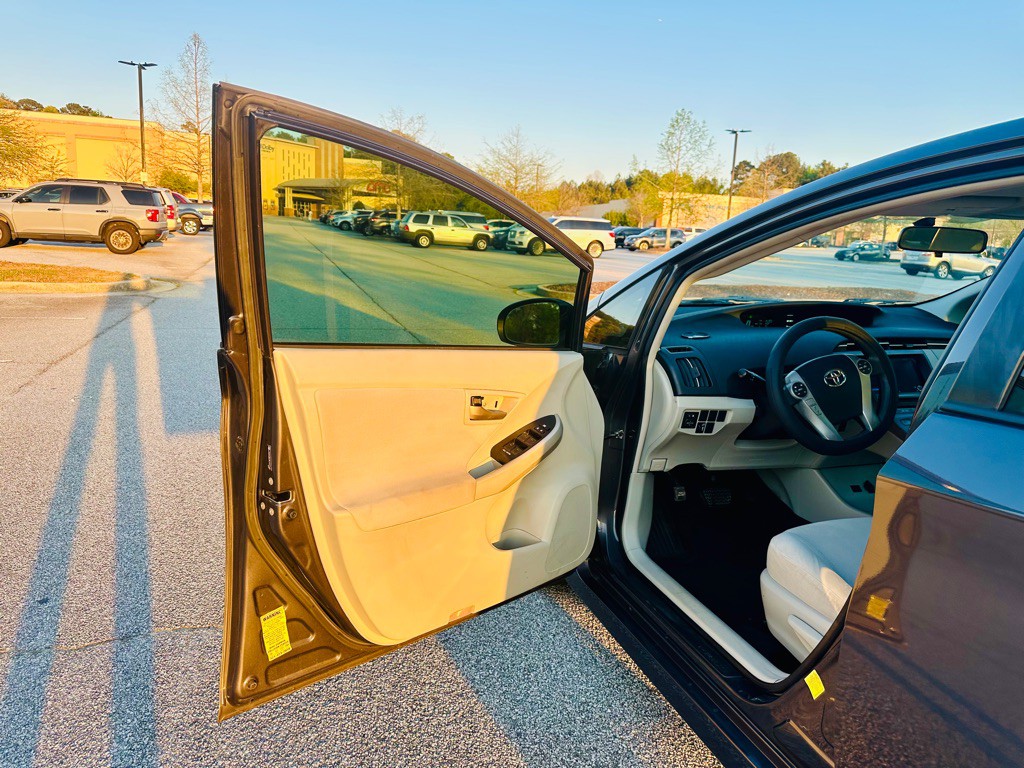 2012 Toyota Prius Image 9