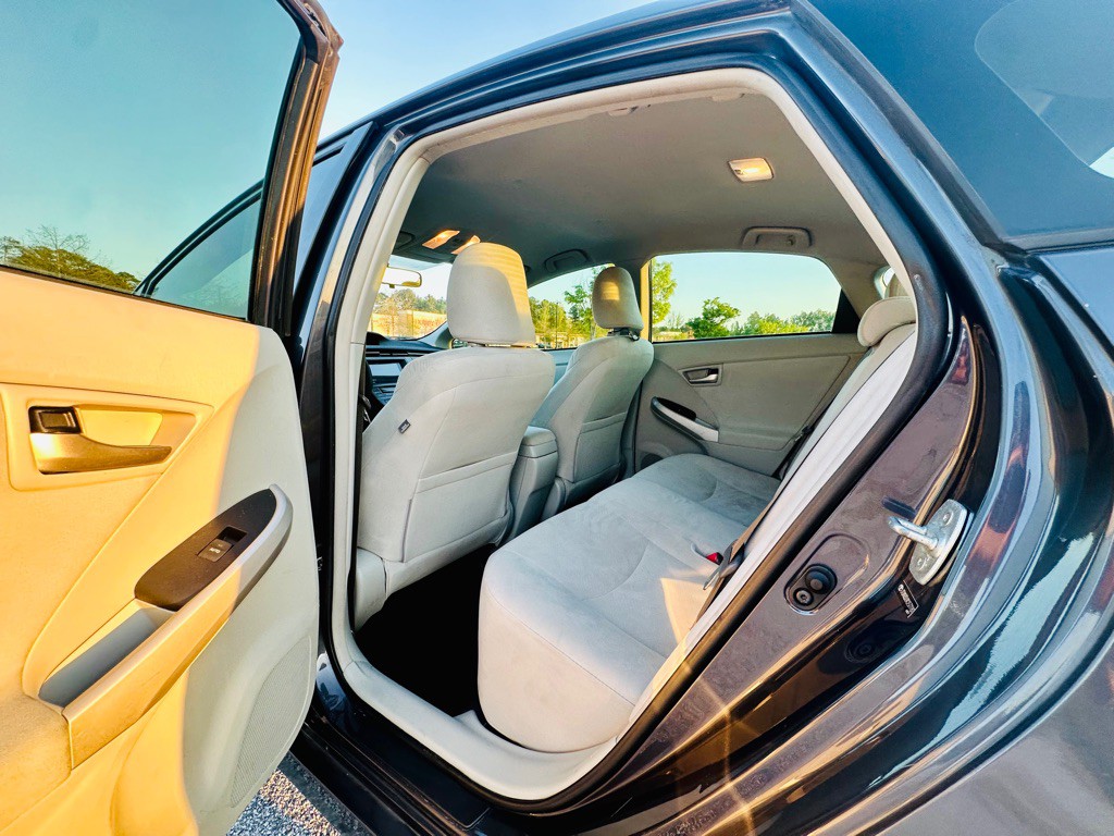 2012 Toyota Prius Image 11