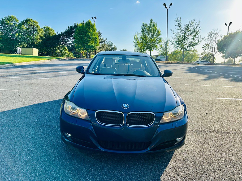 2011 BMW 3 Series Image 2