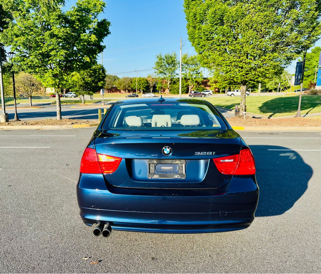 2011 BMW 3 Series Image 6