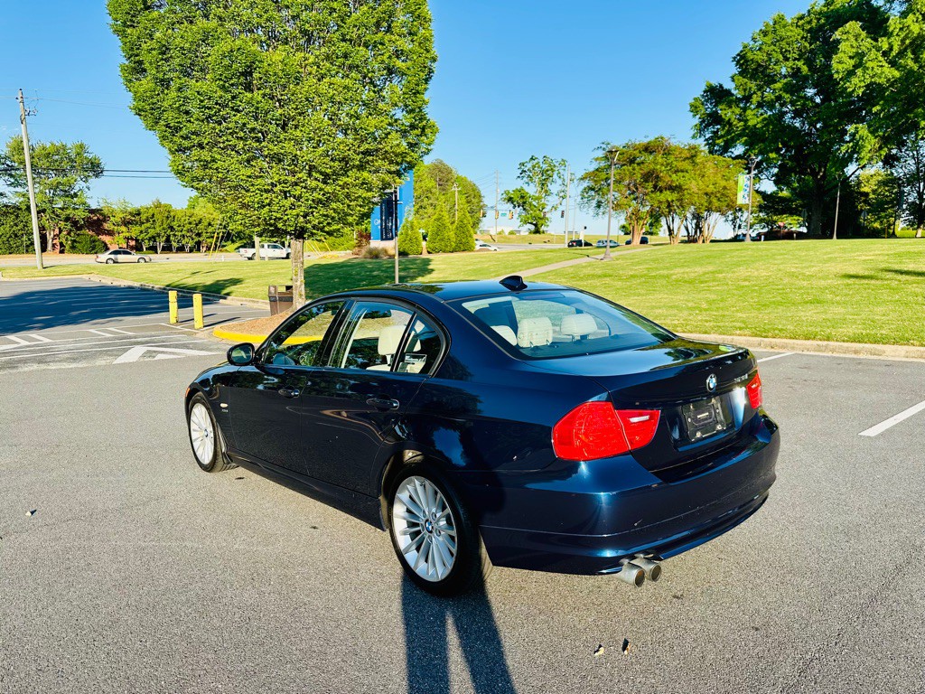 2011 BMW 3 Series Image 7