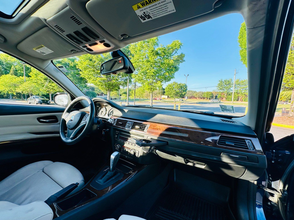2011 BMW 3 Series Image 12