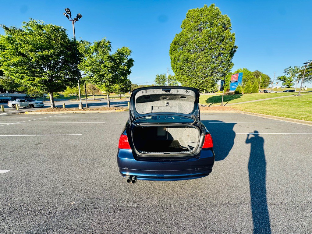 2011 BMW 3 Series Image 14