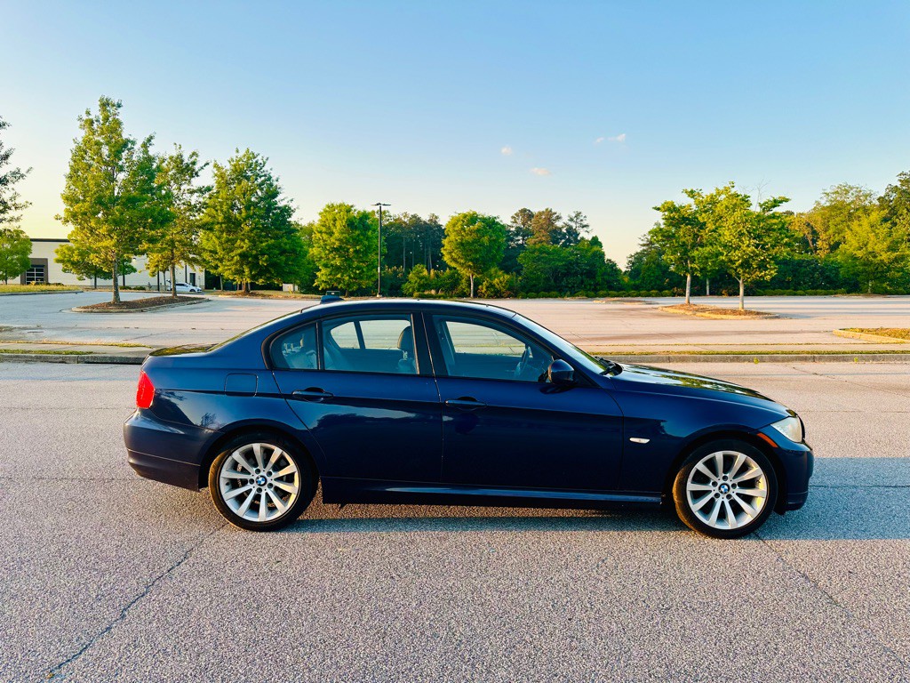 2011 BMW 3 Series Image 4