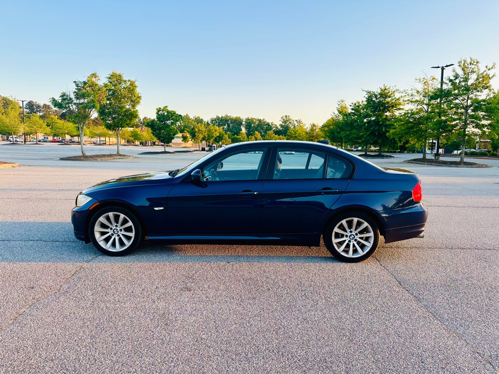 2011 BMW 3 Series Image 8