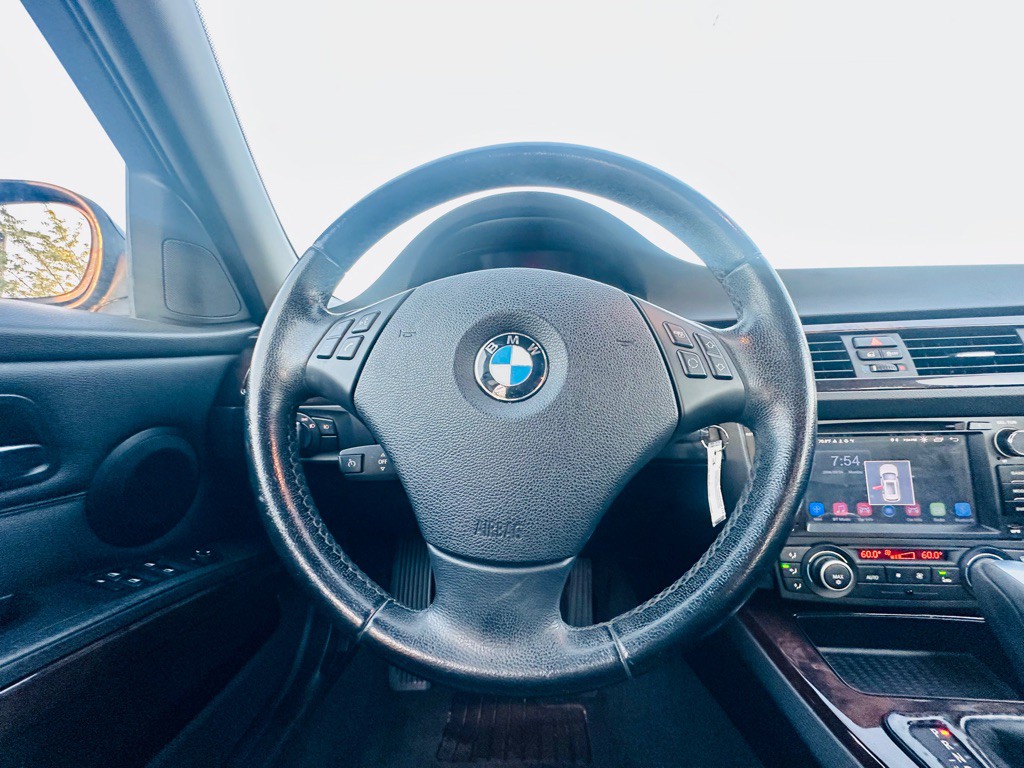 2011 BMW 3 Series Image 16