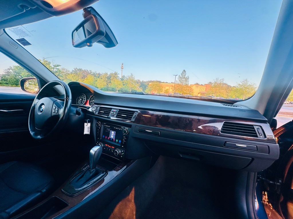 2011 BMW 3 Series Image 19