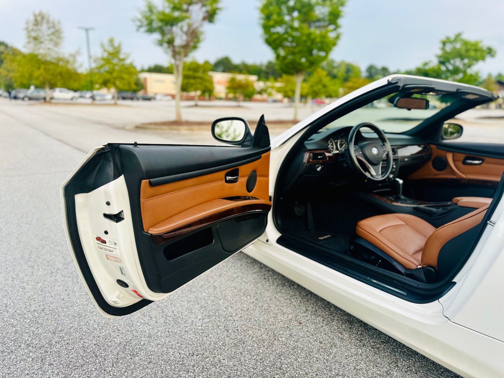 2011 BMW 3 Series Image 11