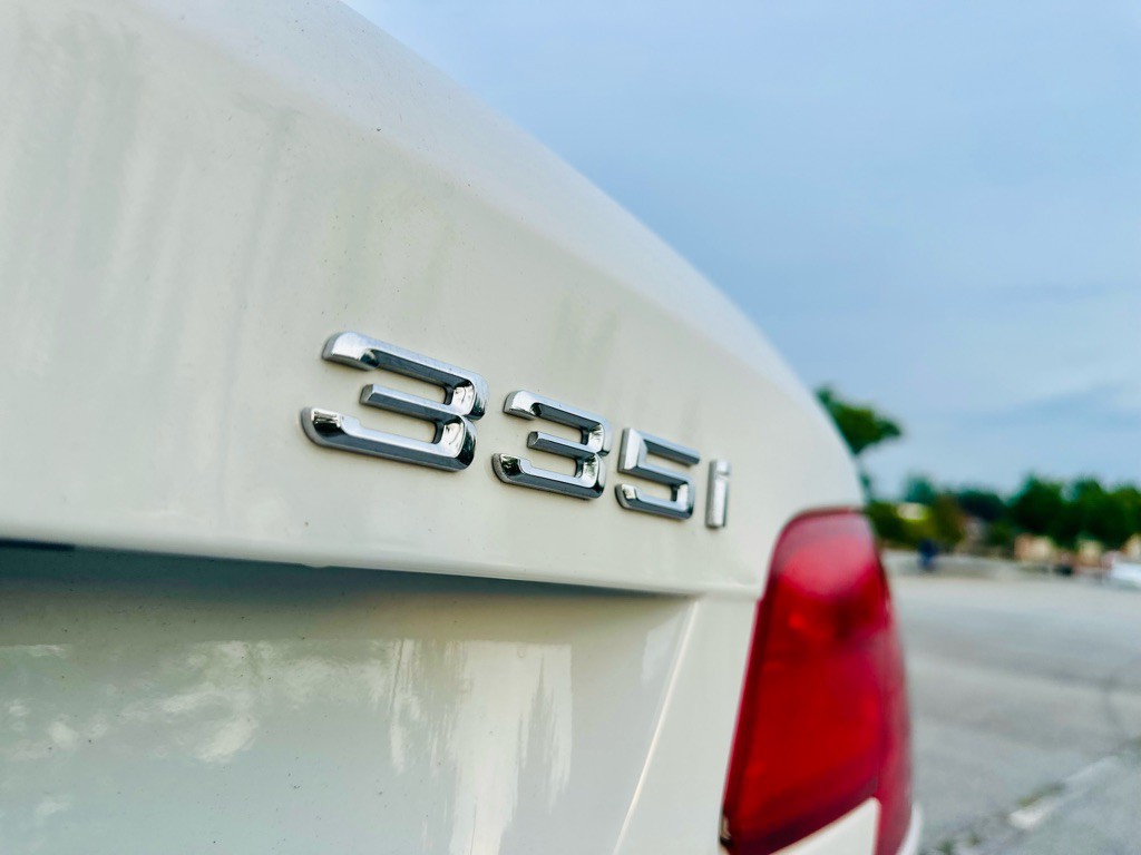2011 BMW 3 Series Image 14