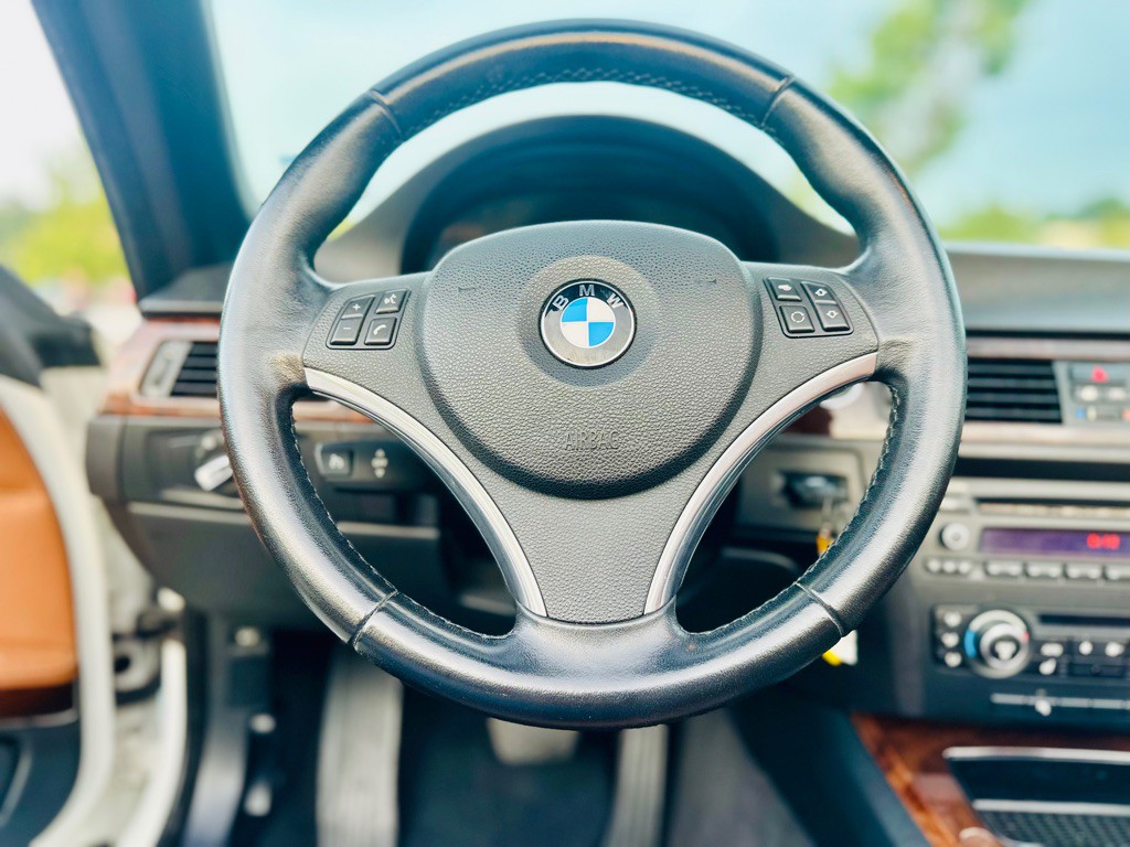 2011 BMW 3 Series Image 16