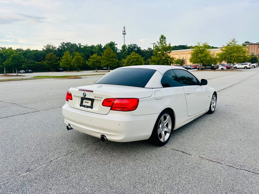 2011 BMW 3 Series Image 21