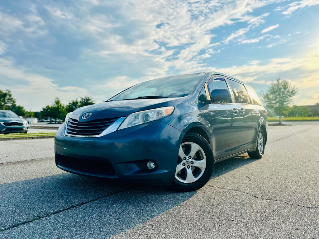 2016 Toyota Sienna Image 1