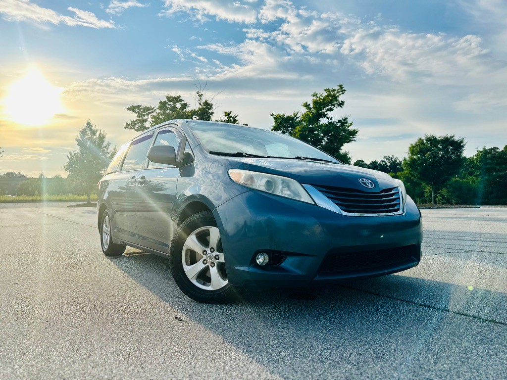 2016 Toyota Sienna Image 2