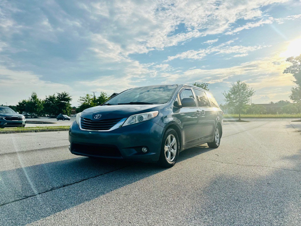 2016 Toyota Sienna Image 3