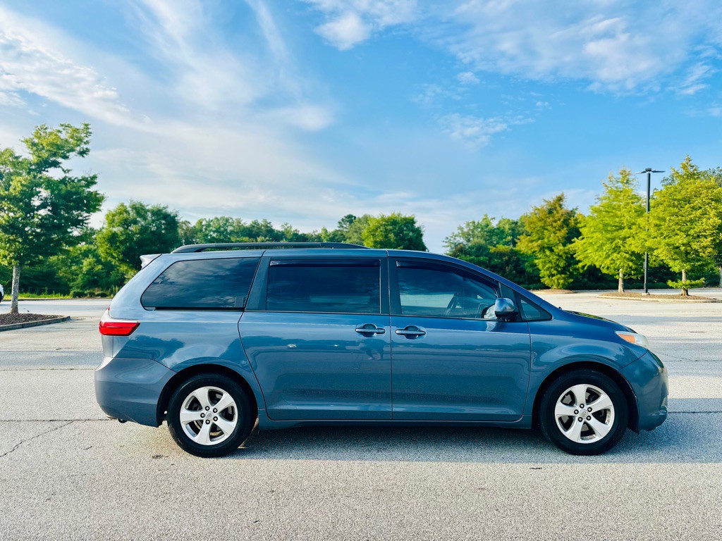 2016 Toyota Sienna Image 6