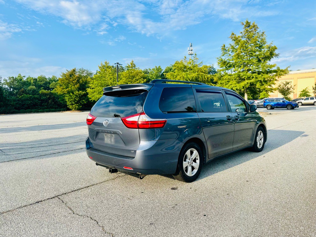 2016 Toyota Sienna Image 7