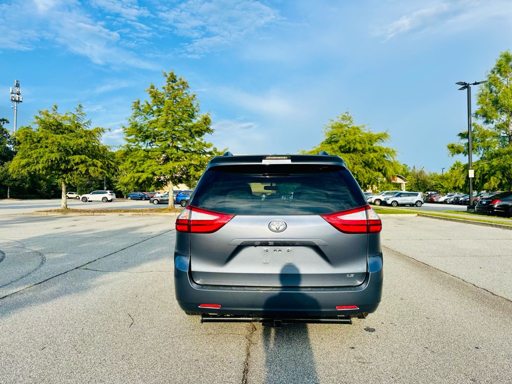2016 Toyota Sienna Image 8