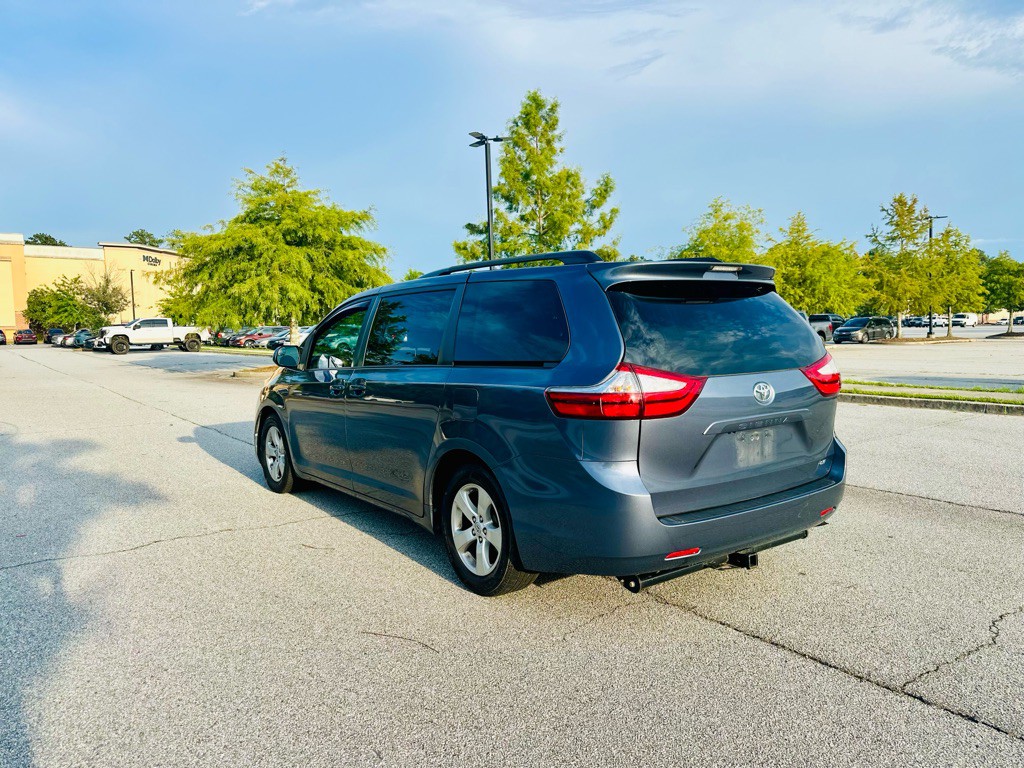 2016 Toyota Sienna Image 9