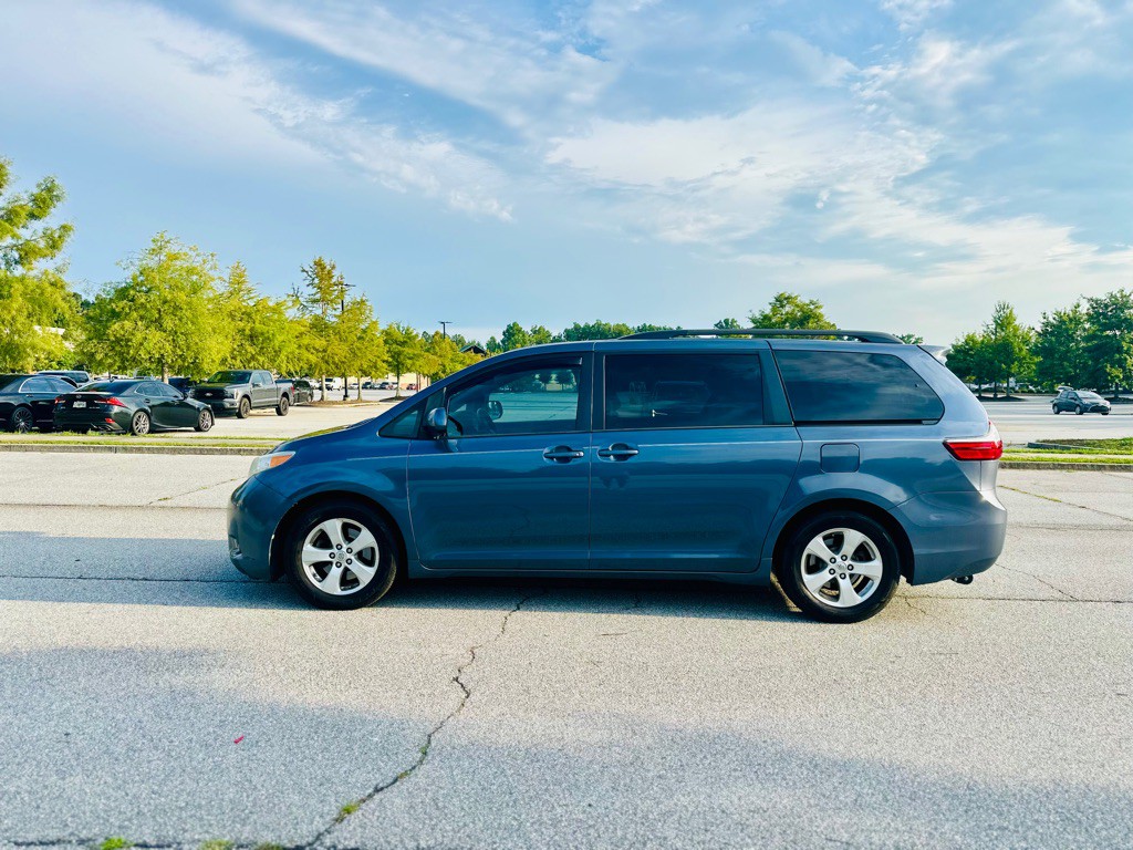 2016 Toyota Sienna Image 10