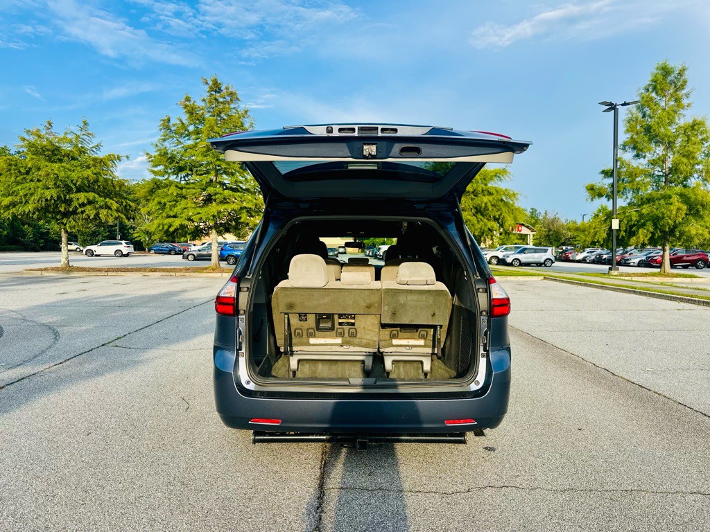 2016 Toyota Sienna Image 11