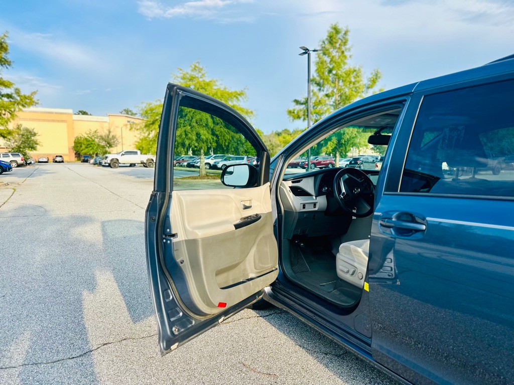 2016 Toyota Sienna Image 12