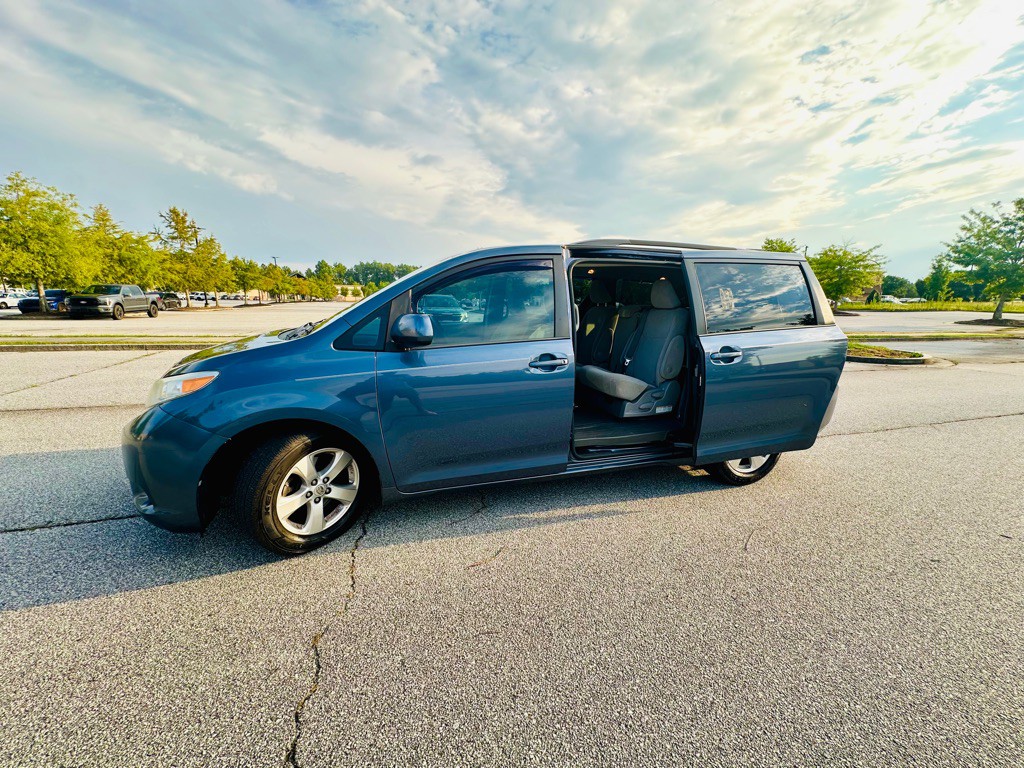 2016 Toyota Sienna Image 13